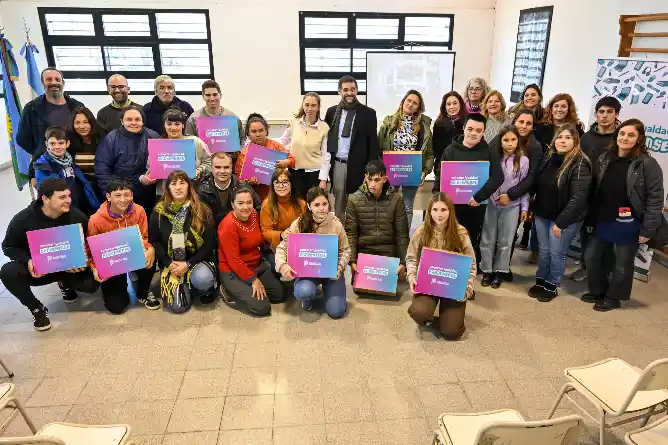 Alumnos de escuelas secundarias de Chascomús recibieron netbooks del programa Conectar Igualdad Bonaerense