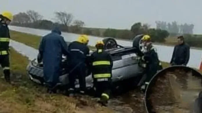 Volcó una familia que transitaba en camioneta por la Autovía 14