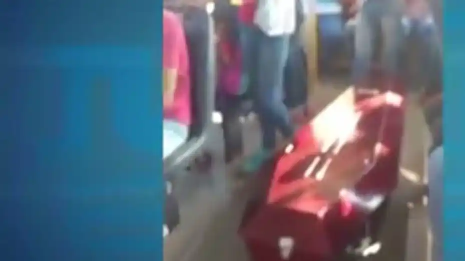 Tucumán: se quedó el coche fúnebre y llevaron el ataúd en colectivo