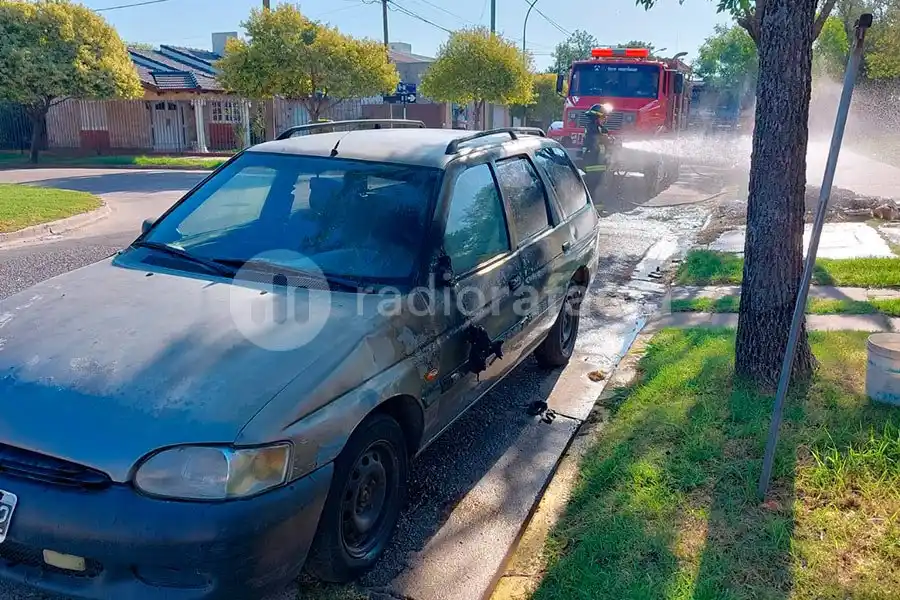 Prendieron fuego basura y el resultado fue que se incendie un árbol y un auto
