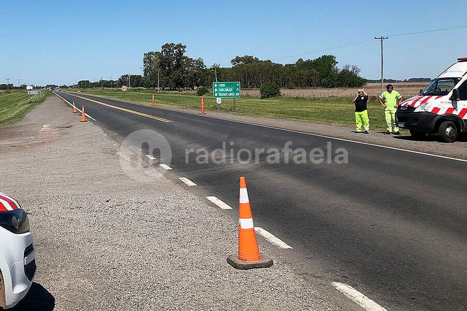 Insólito: lo frenó un control policial, dijo “esperame que voy a mear atrás del camión” y se fue corriendo