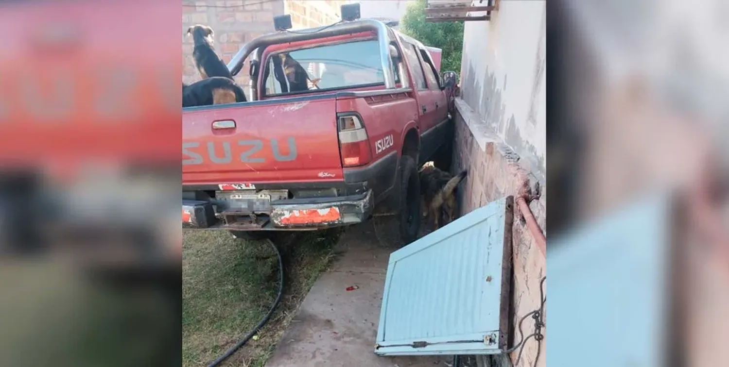 La camioneta arrancó una ventana y la puerta de ingreso al domicilio y quedó varada