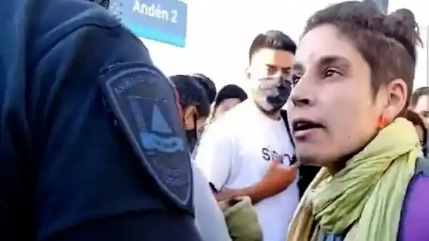 Los increíbles insultos de una joven, con un chiquito de la mano, a un policía