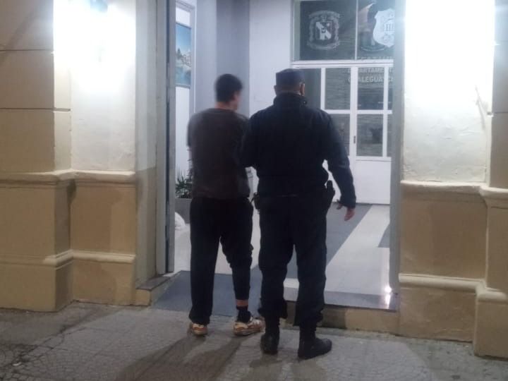 Lo sorprendieron en un garaje, fingió estar armado y terminó detenido: había violado un arresto domiciliario