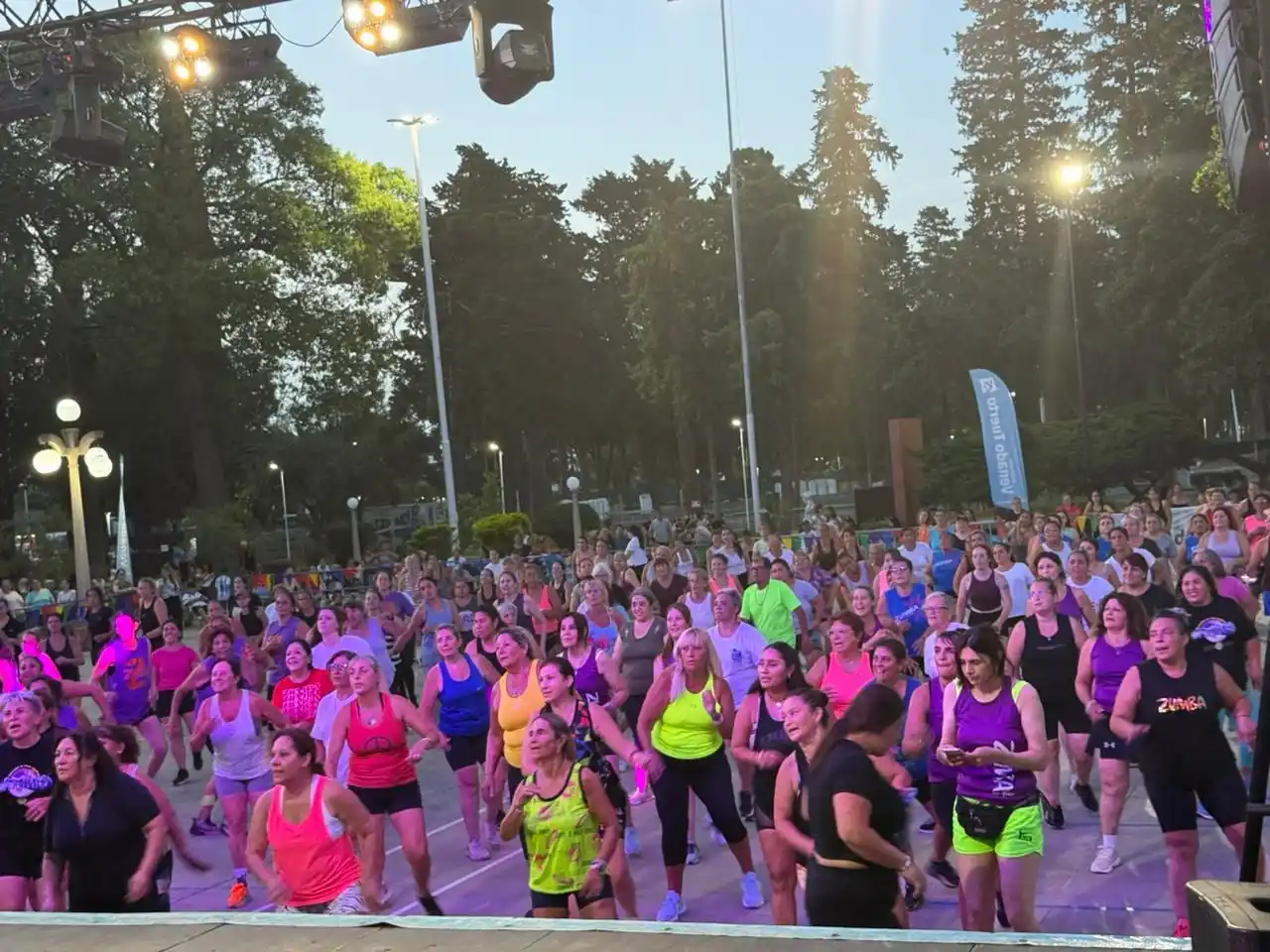 Jornada a puro baile en el Parque Municipal General Belgrano de Venado Tuerto.