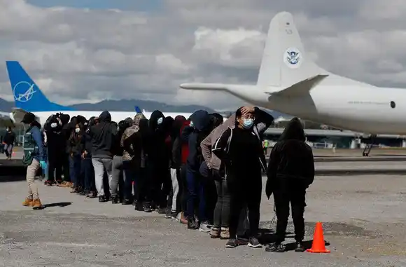 ¡CRISIS MIGRATORIA DE MAL EN PEOR! Duque confirma que EE.UU. está deportando venezolanos a Colombia