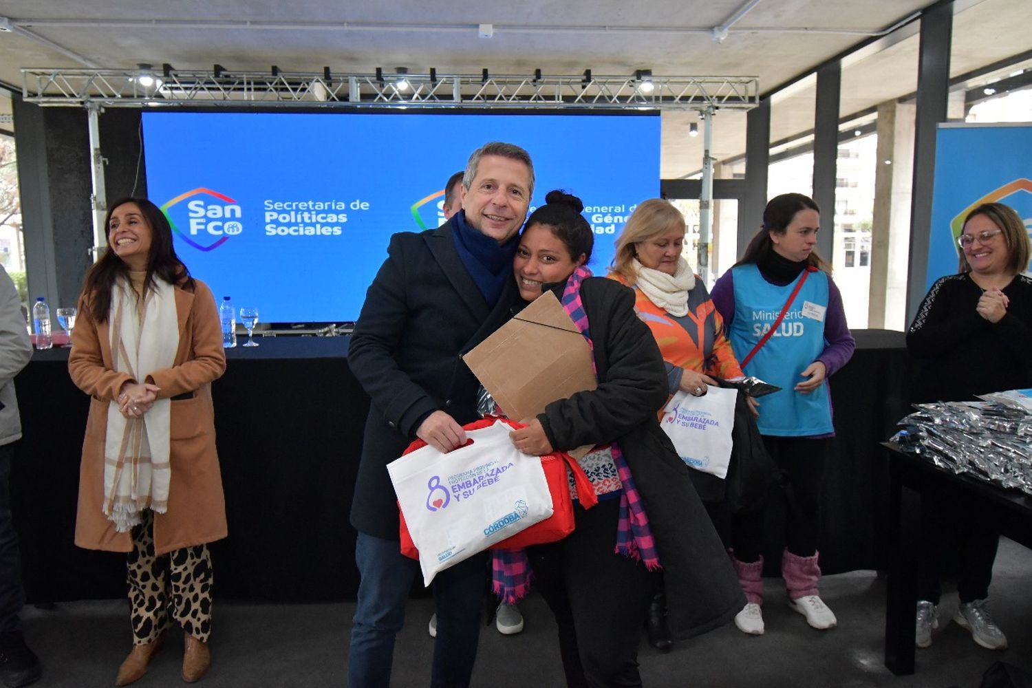 Damián Bernarte estuvo presente en la entrega de la ayuda a las madres.