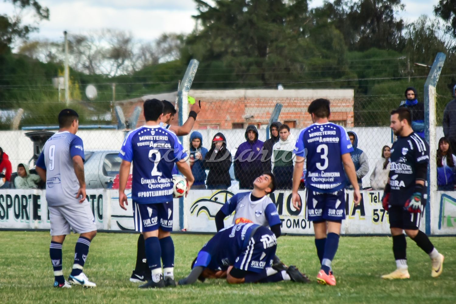 Se lamenta en el piso el jugador de Gimnasia