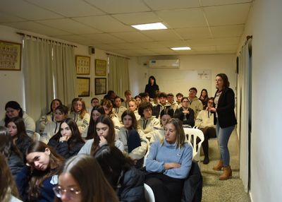 Charlas en escuelas promueven vínculos saludables y prevención de la violencia en adolescentes