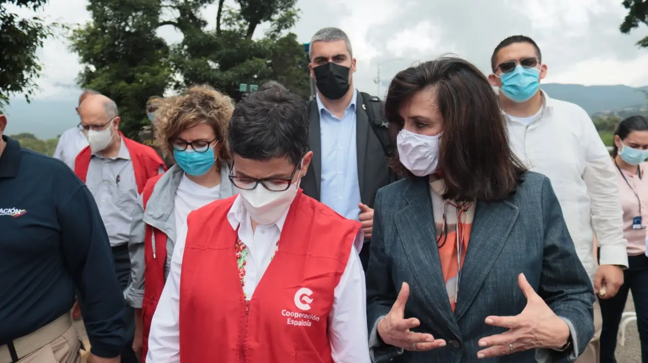 Cancilleres de España y Colombia, migrantes venezolanas por un día
