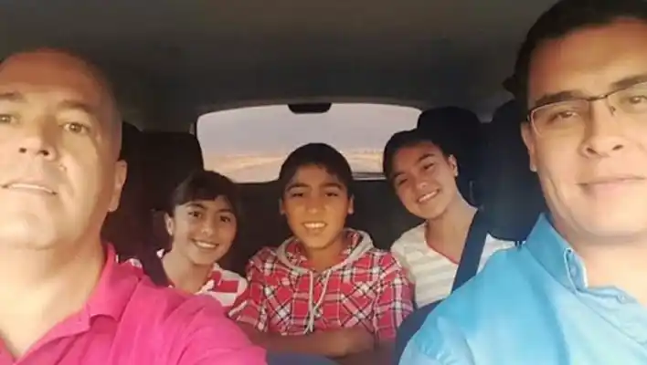 La emotiva historia de una pareja gay que adoptó a tres hermanos