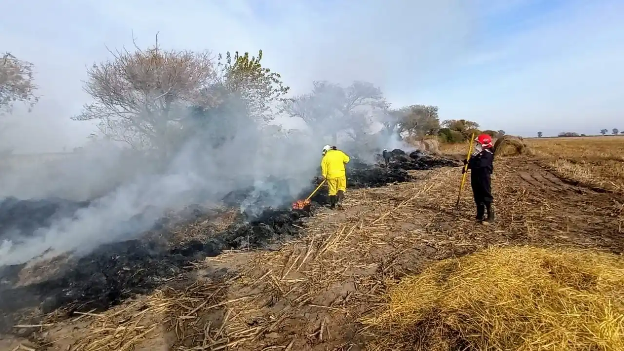 Gran incendio de rollos de campo en Vila requirió asistencia de Bomberos Voluntarios de Santa Clara de Saguier