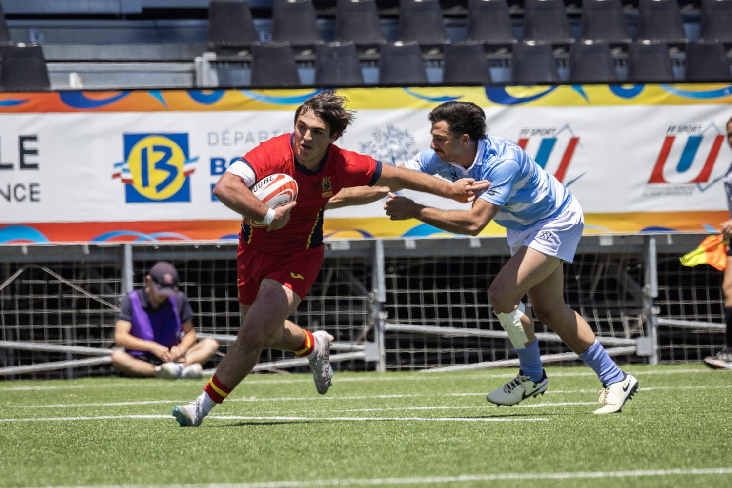 Bustamante intenta un tackle en la victoria frente a España.