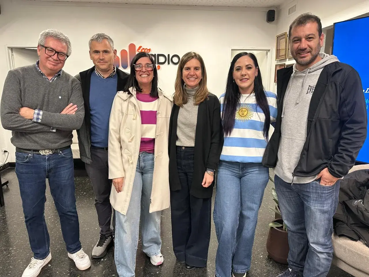 Fernanda Raverta junto a Marcelo Rivero y a integrantes del Partido Justicialista