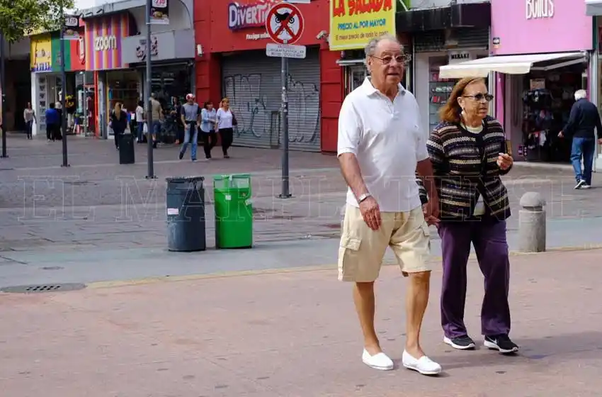 Sin Control: vecinos y turistas desafían al virus paseando por la ciudad