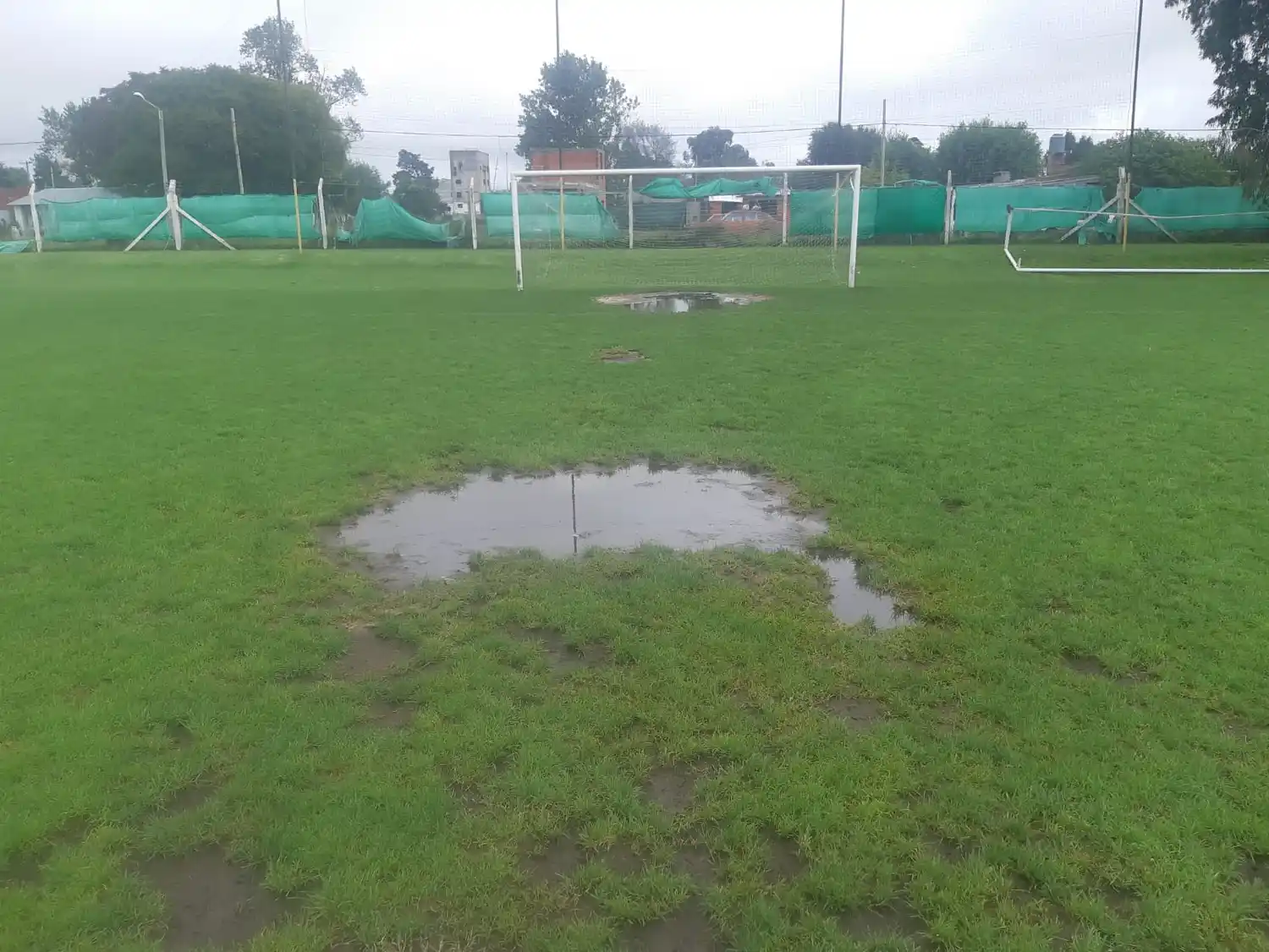 El estado que presentaba ayer la cancha auxiliar del Predio Centenario, donde Unicen debe recibir a Ferrocarril Sud.