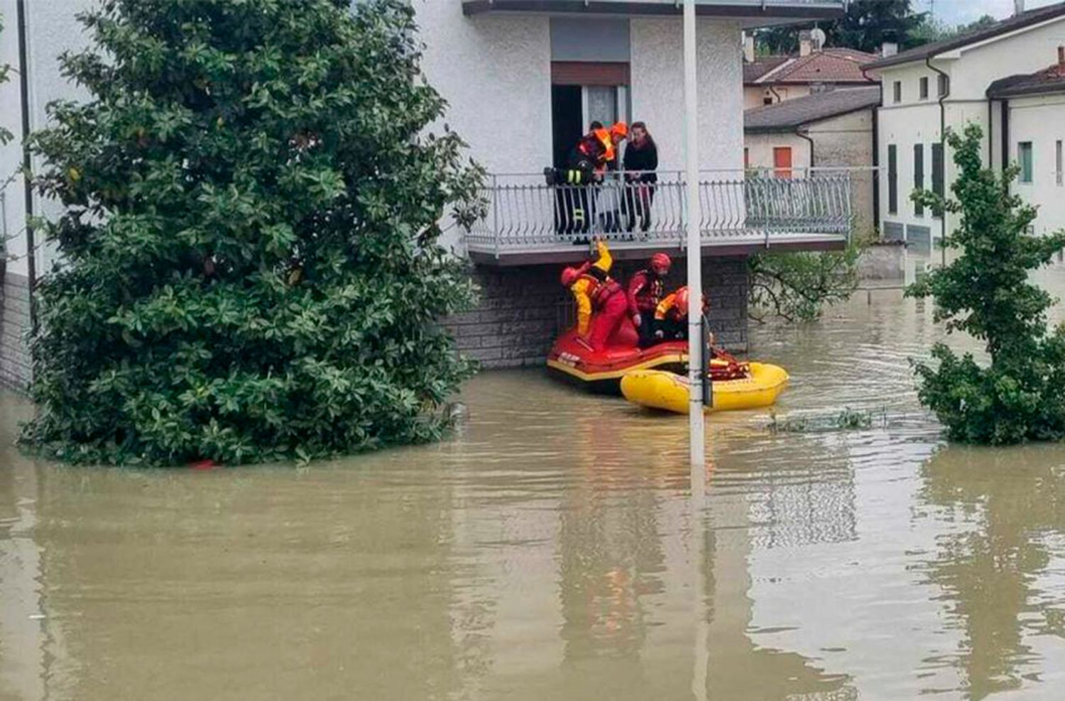 Las inundaciones en Italia provocaron al menos cinco muertos y miles de evacuados: se desbordaron 14 ríos