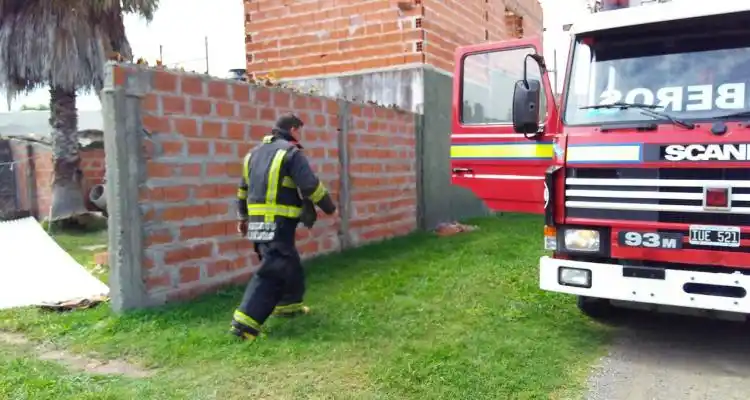 Bomberos asistió a un hombre que se cayó en una obra en construcción