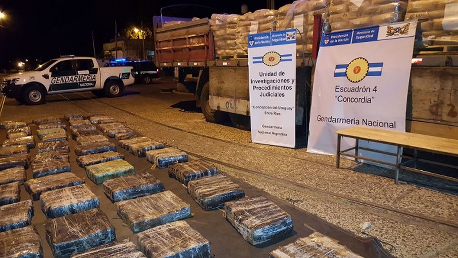 Gendarmería detuvo a un camión brasilero repleto de droga
