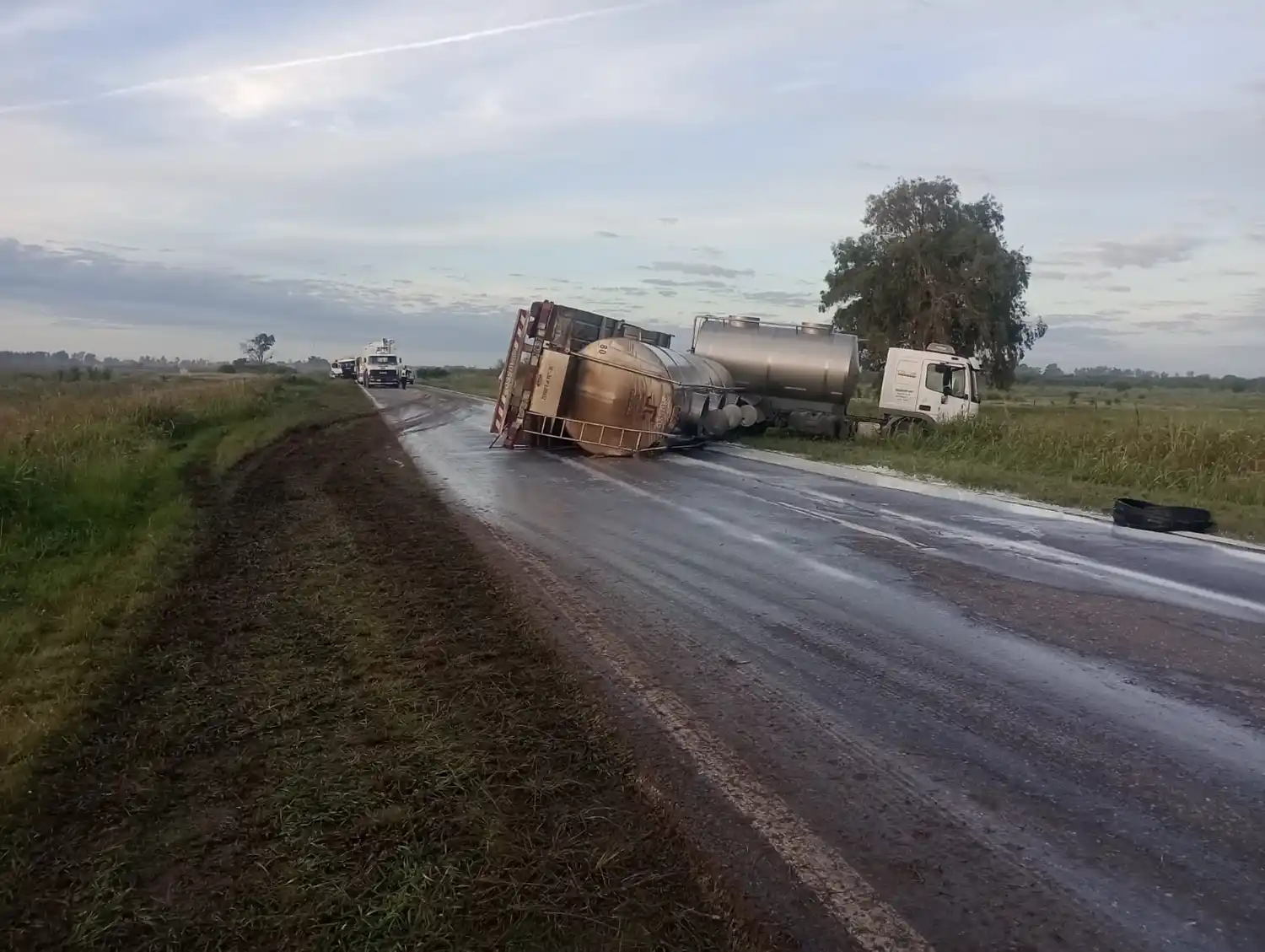 El vuelco de un acoplado provocó corte total en Ruta Provincial 2: evitar la zona