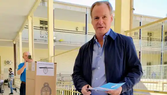 Gustavo Bordet: “Hoy voté en la Escuela Vélez Sarsfield de Concordia”