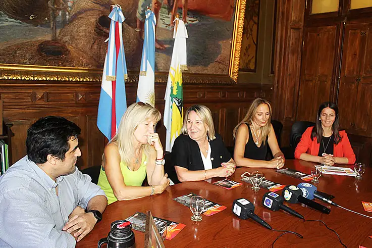 La intendente Dora Bogdan junto al resto de los integrantes de la conferencia de prensa.