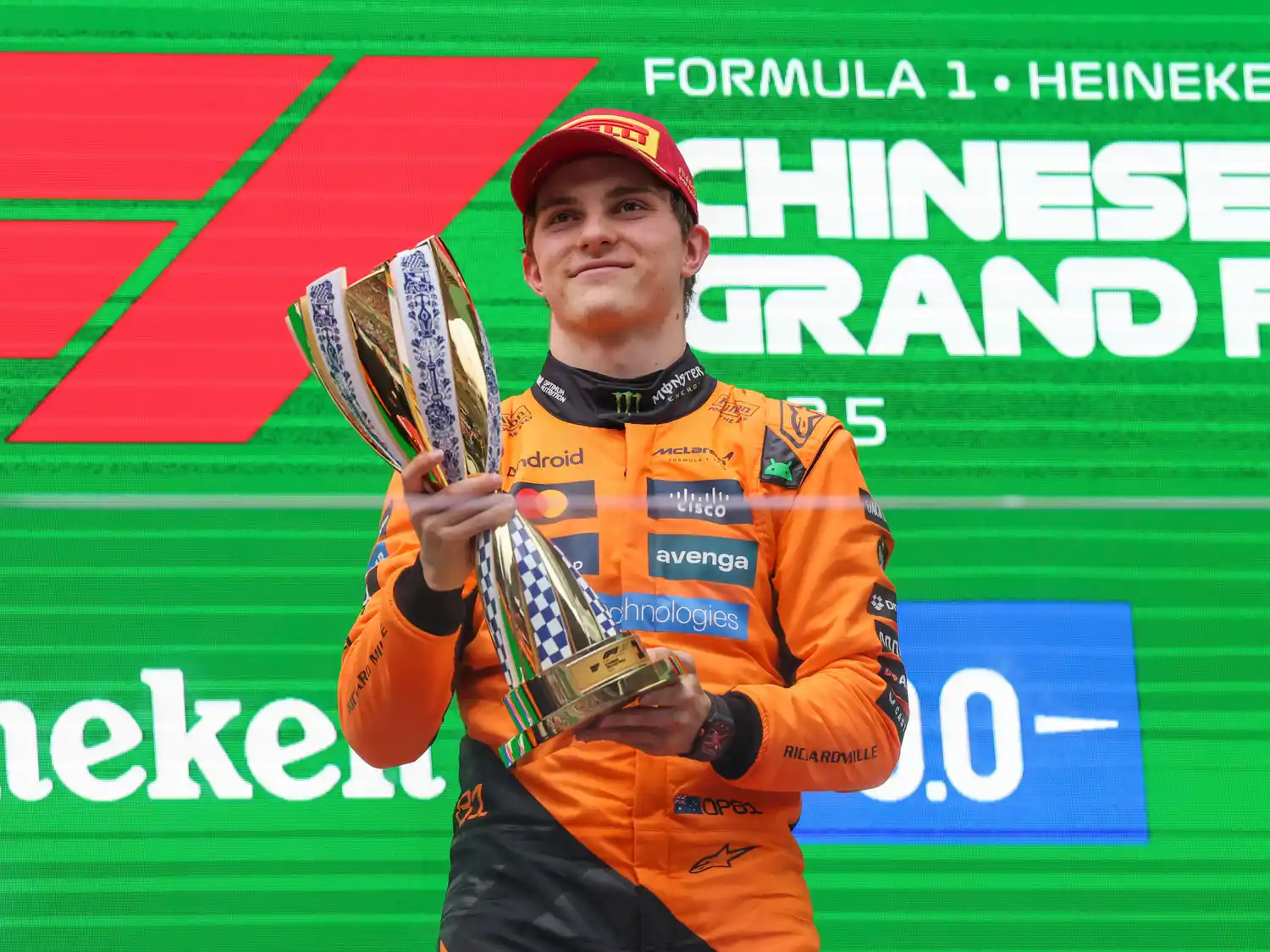 Piastri festeja su triunfo en Shanghai.