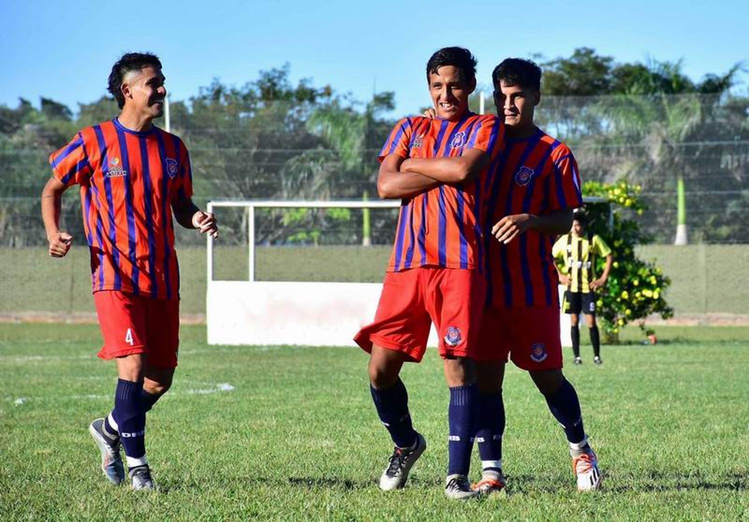 1.º de Mayo goleó a Fontana
y se subió al primer puesto