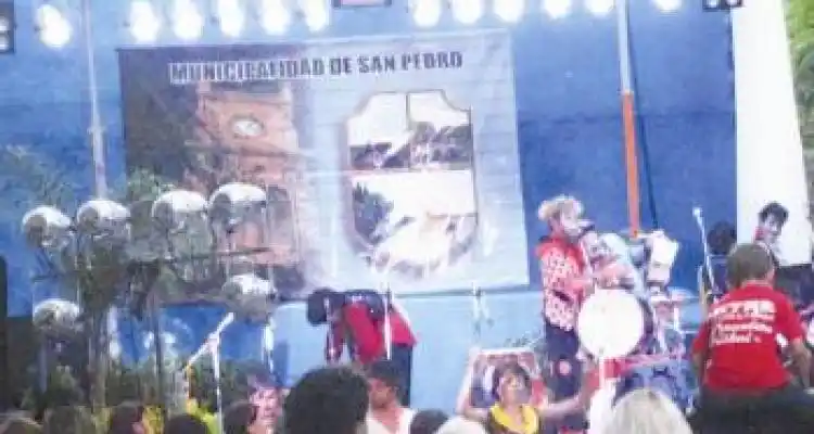 Mucha música en el escenario montado frente al Municipio