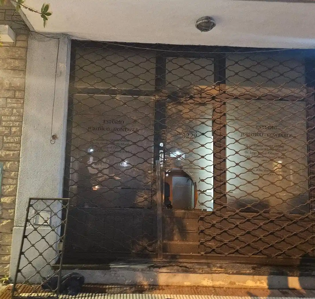 Frente del estudio Jurídico violentado anoche.