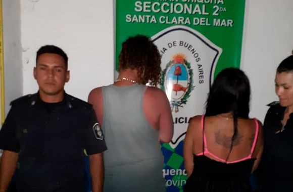 Enterraron a su hija de dos años en la arena para irse al mar