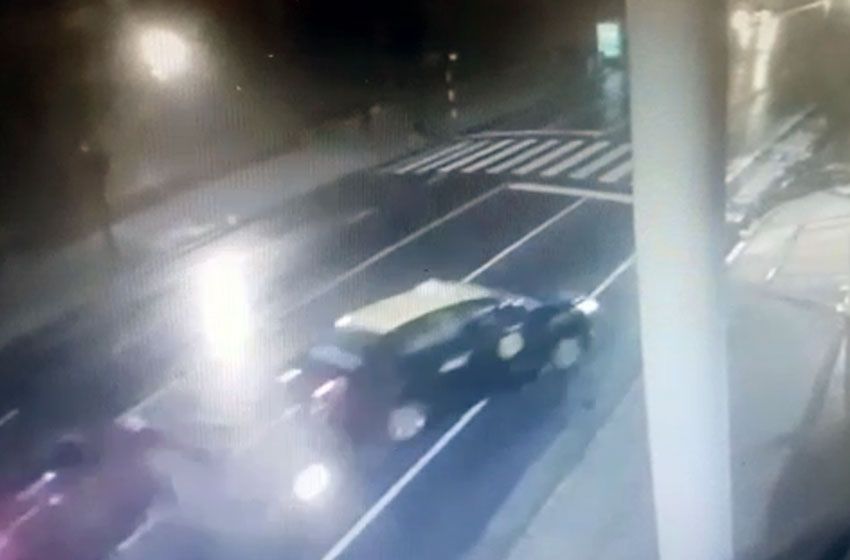 Impactó a un taxi, casi atropella a un peatón y se dio a la fuga