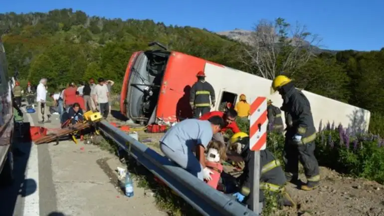 Volcó un micro en San Martín de los Andes: hay tres muertos y 20 heridos
