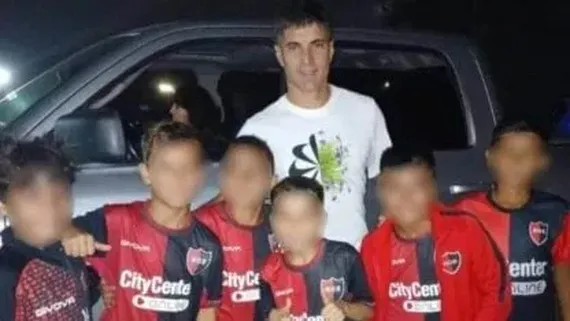 Newell’s sancionó a seis niños por sacarse una foto con un jugador de Central