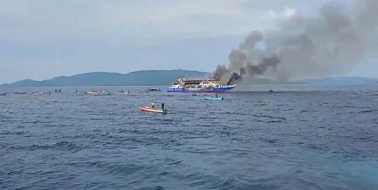 El incendio del KM Barcelona dejó muertos, heridos y decenas de evacuados en Indonesia.