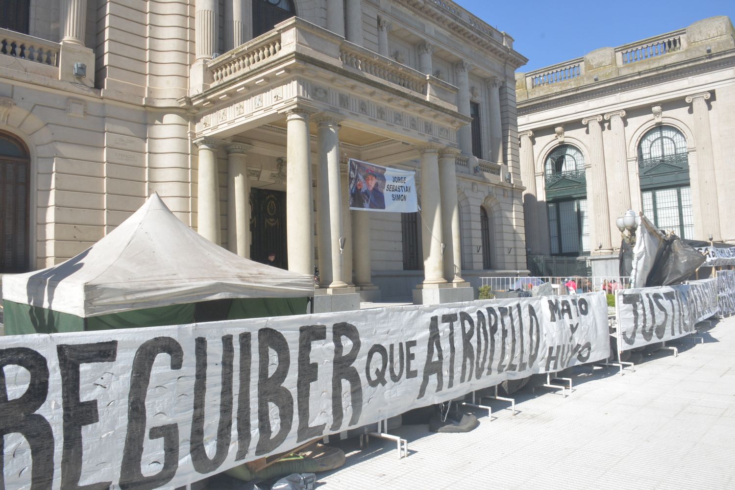 La Justicia rechazó el pedido de desalojo del acampe de la explanada municipal
