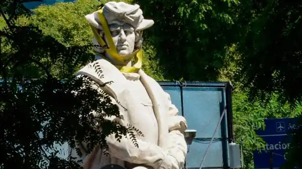 Reclaman la vuelta del monunmento de Colón a la Casa Rosada