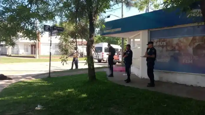 Conmoción: hallan a un hombre muerto en la calle e investigan las causas