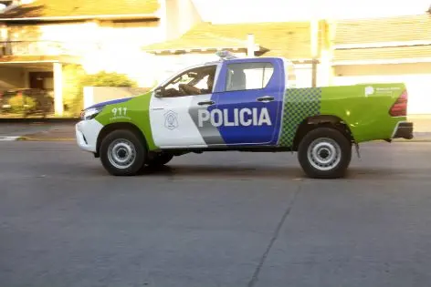 Sustraen dos televisores y un arma de fuego en dos viviendas