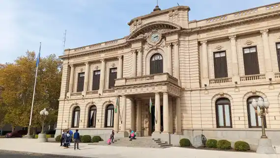 Buscan ponerle un tope al sueldo de los intendentes y concejales de la Provincia