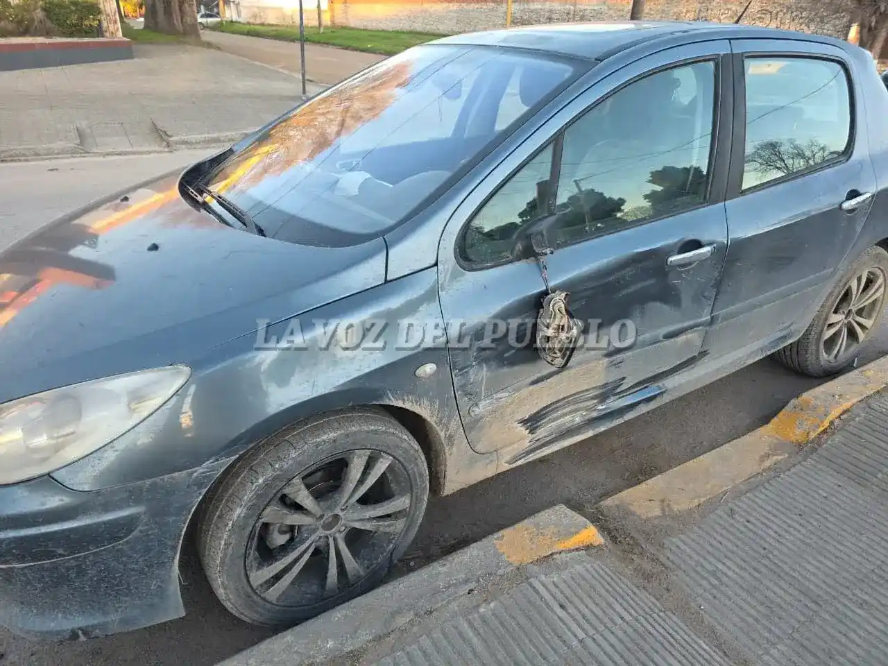 Chocaron un auto y una moto en avenida San Martín al 1100