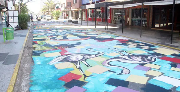 Pintan asfalto de la calle 83