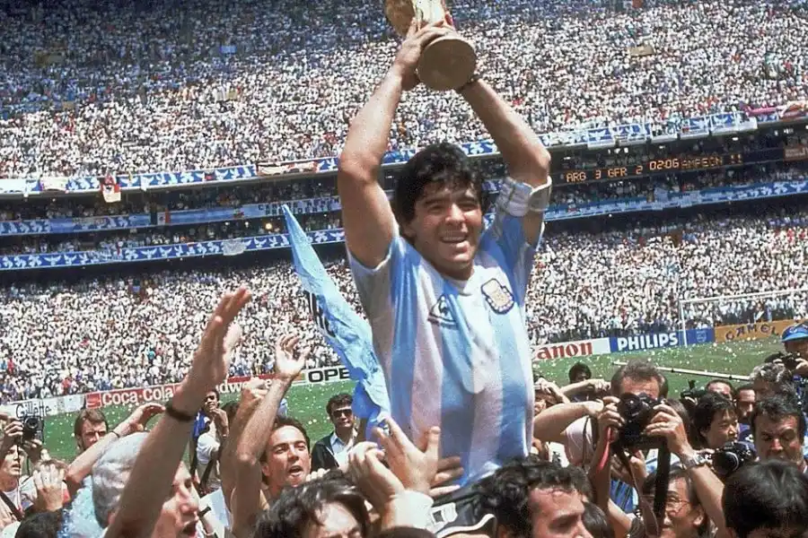 Maradona fue elegido como el deportista más popular de la historia