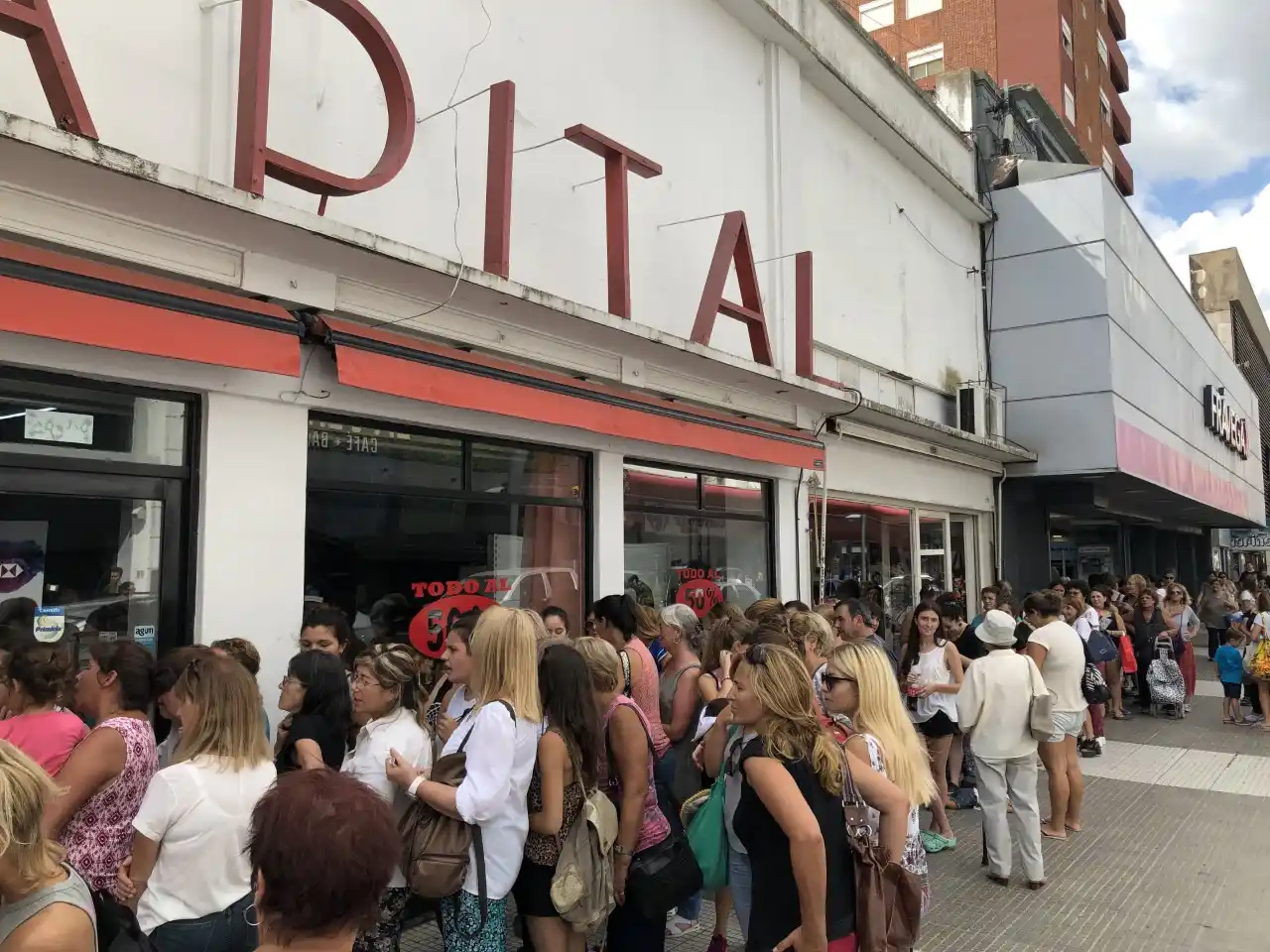 La Capital: filas de más de 20 metros y demoras de hasta tres horas para abonar