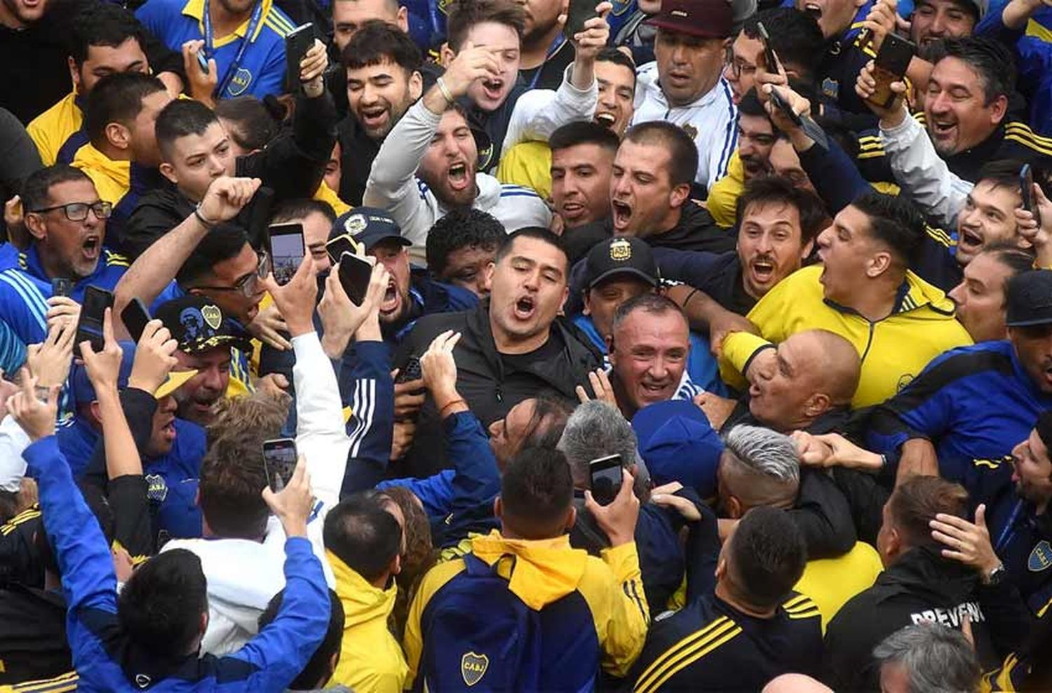 En una elección récord, Riquelme venció a Macri en las urnas y es el nuevo presidente de Boca