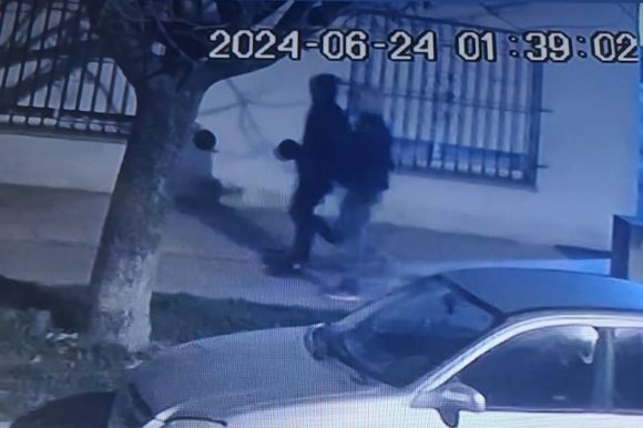 Delincuentes asaltaron a un joven para robarle el celular: no lo apuñalaron gracias a la campera