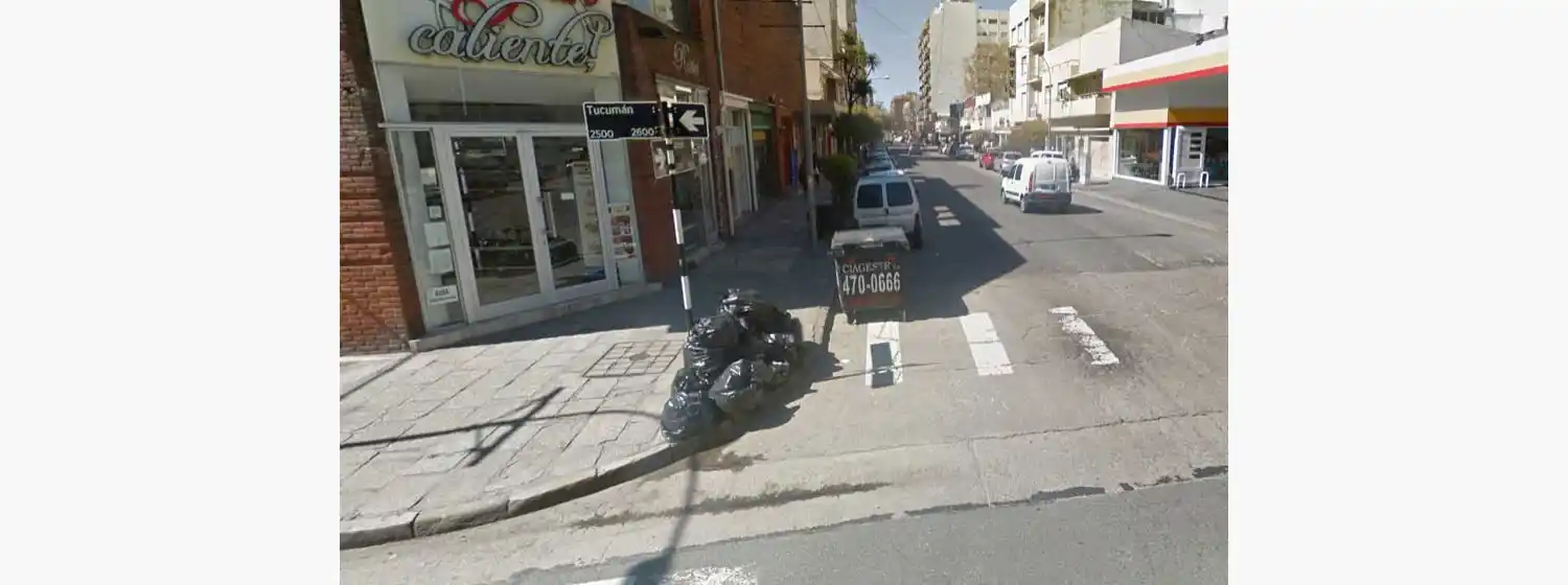 Una mujer fue baleada en la puerta de su departamento