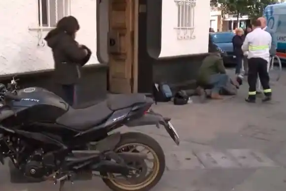 Motociclista se quiso fugar, atropelló a una persona, chocó a un policía y terminó detenido