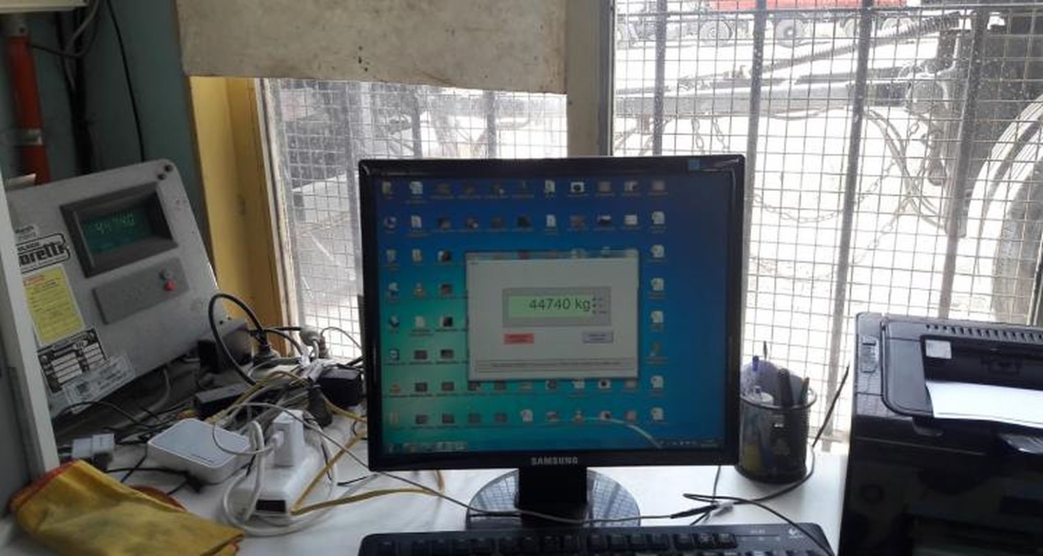 Camión con sobrecarga de arena fue retenido en el galpón municipal