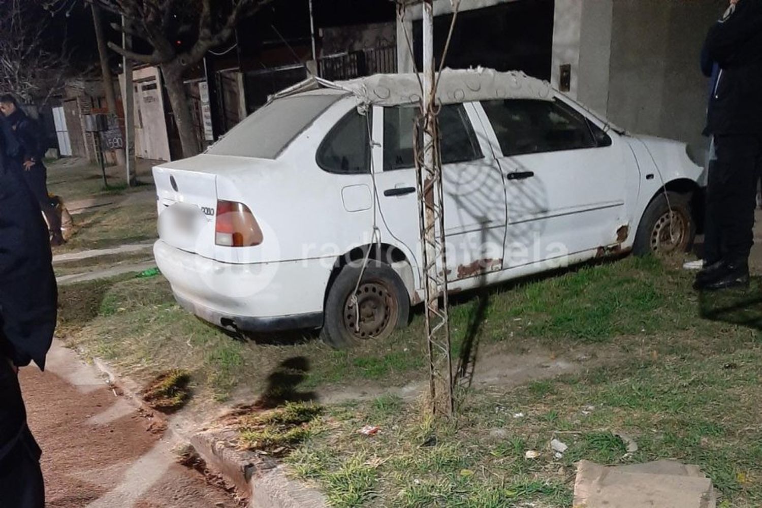 Con las manos en los cables: lo atraparon dentro de un auto robando el estéreo